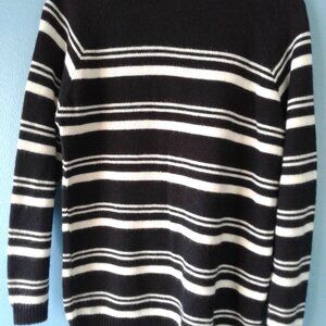 Queen Casuals Vintage Sweater Size Medium